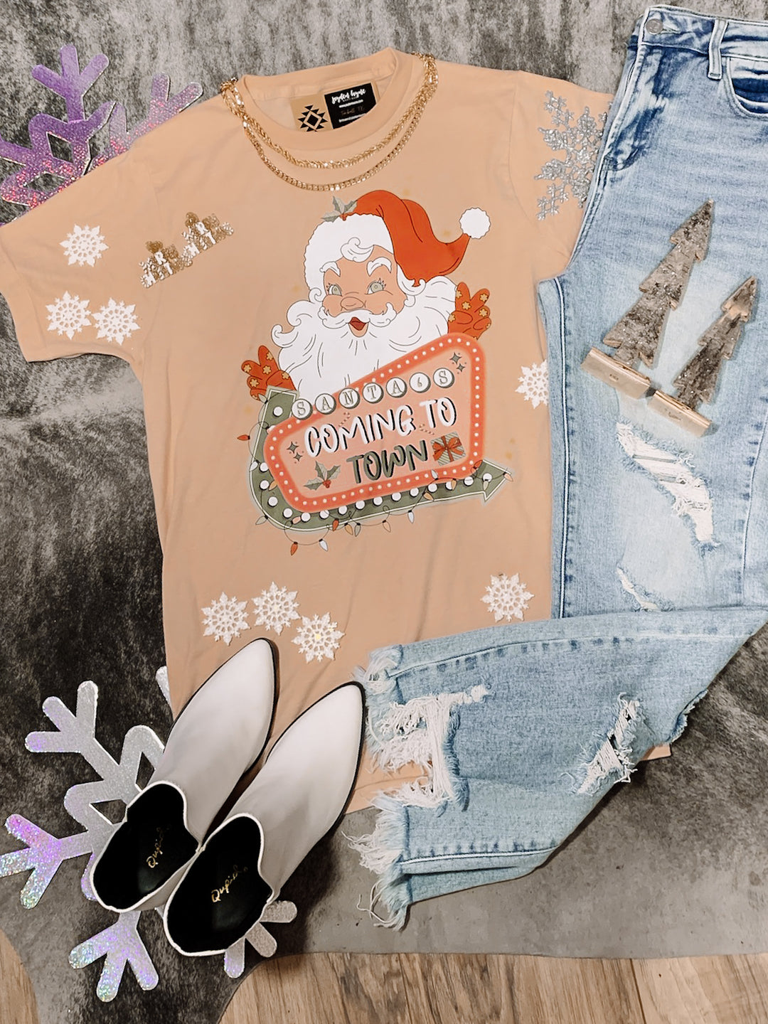 Peach Retro Santa’s Coming tee