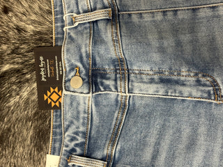 Curvy Risen Slouchy Shorts with Flap Back Pockets — Light