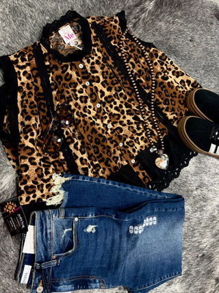 Leopard Button Up Pleated Sleeveless Blouse — Leopard/Black