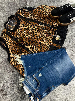 Leopard Button Up Pleated Sleeveless Blouse — Leopard/Black