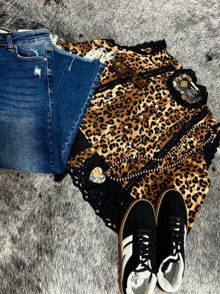 Leopard Button Up Pleated Sleeveless Blouse — Leopard/Black