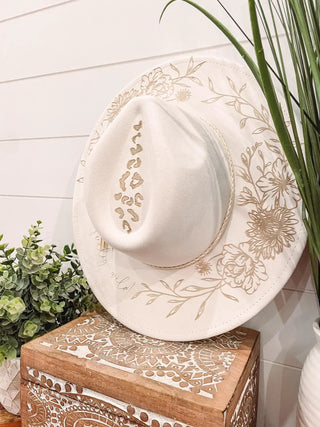 Engraved floral felt hat in ivory and bubble gum