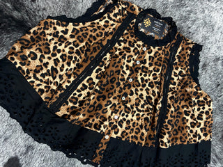 Leopard Button Up Pleated Sleeveless Blouse — Leopard/Black