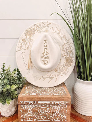 Engraved floral felt hat in ivory and bubble gum