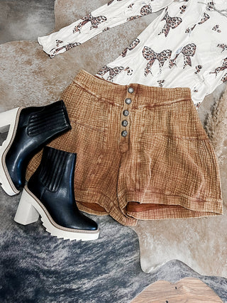Saddle conch button shorts